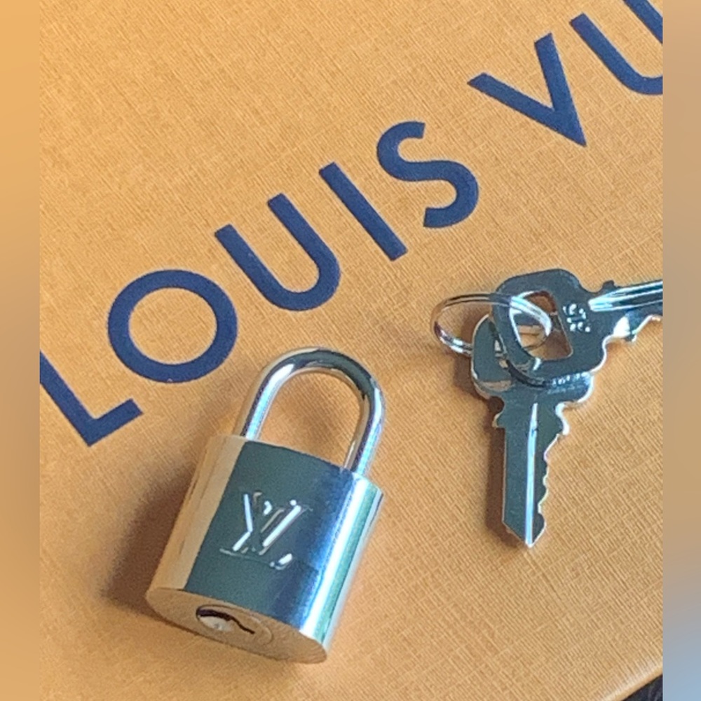 🚨🚨SALE! 6pc. LV Lockit Epi PM bag Sliver lock- 2keys-Dust bag- unbranded chain - Picture 10 of 11